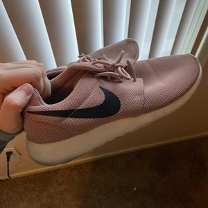 Mauve Nike roshe run